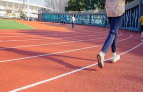 為什么跑步時(shí)總是按照逆時(shí)針的方向跑？