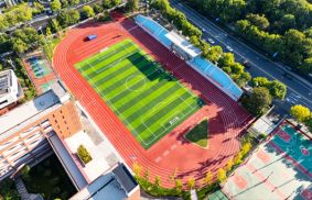 愛上體育科普：塑膠跑道用的越久越黑的原因竟是這個(gè)？