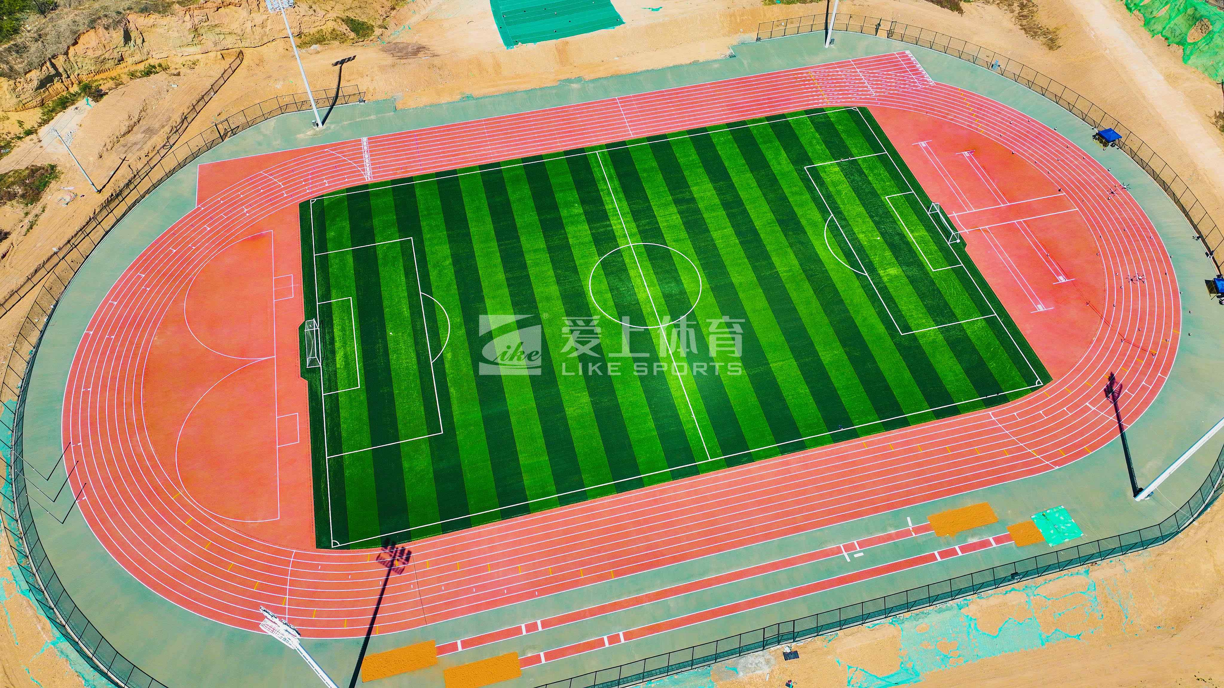 青藏高原首所高等學(xué)府青海民族大學(xué)|愛(ài)上全塑型自結(jié)紋塑膠跑道