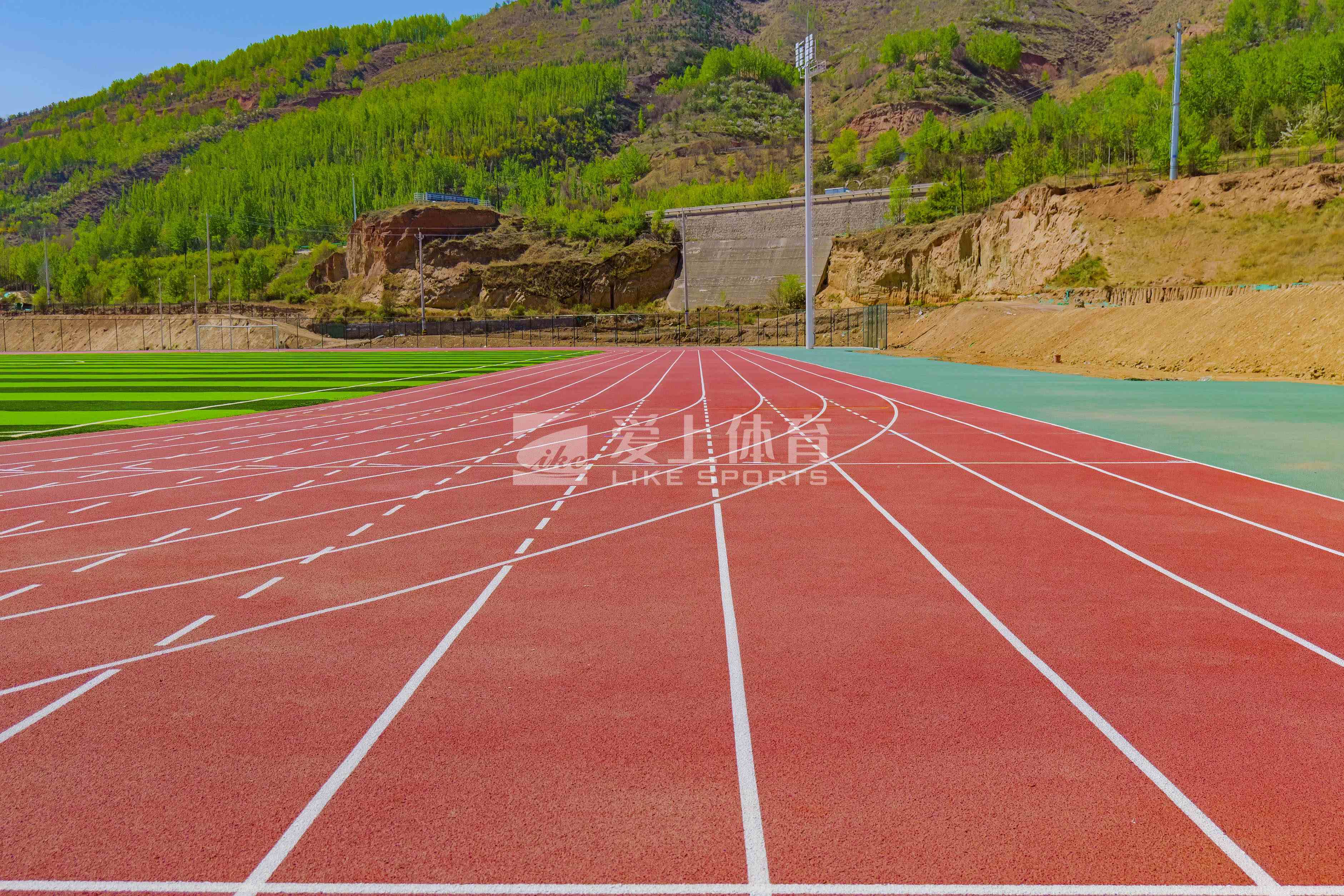 青藏高原首所高等學(xué)府青海民族大學(xué)|愛(ài)上全塑型自結(jié)紋塑膠跑道