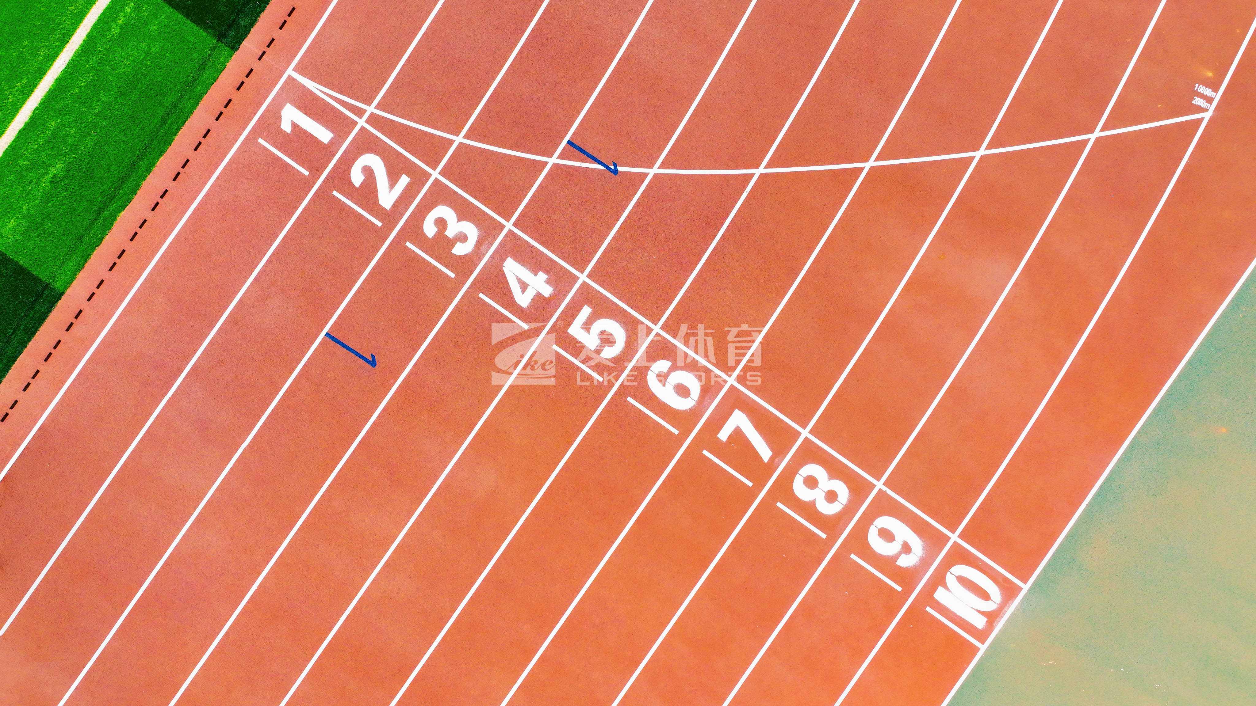 青藏高原首所高等學(xué)府青海民族大學(xué)|愛(ài)上全塑型自結(jié)紋塑膠跑道