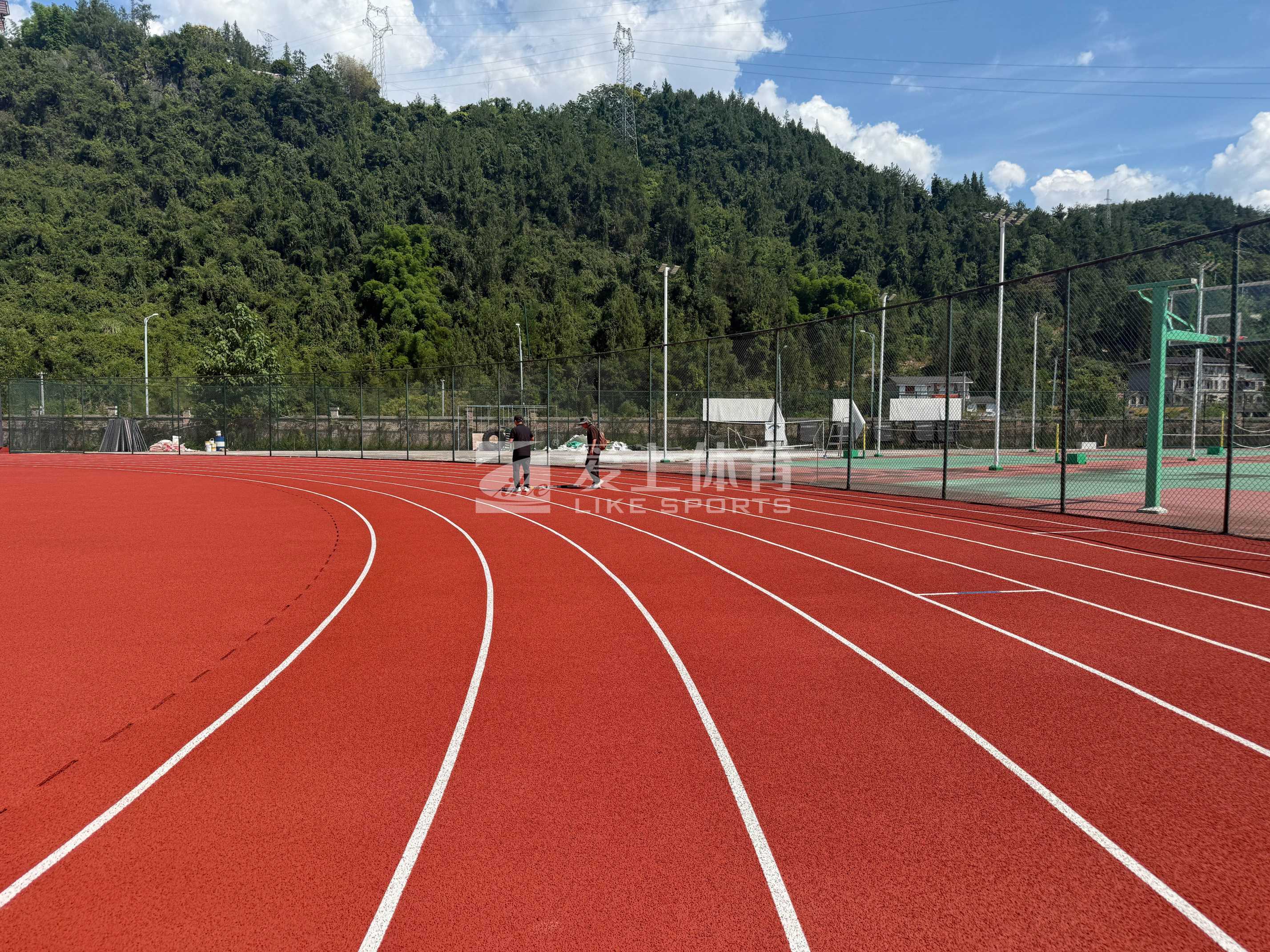田協(xié)驗收再 1！湖北恩施學(xué)院愛上混合型塑膠跑道通過中國田協(xié)II類場地驗收